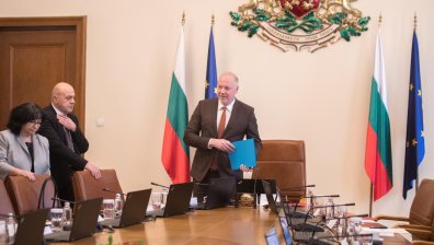 "Приоритет е Еврозоната": Бюджетът изостри тона между управляващи и опозиция