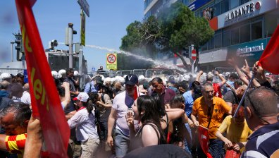 Сълзотворен газ и водни оръдия срещу митинг на турската опозиция