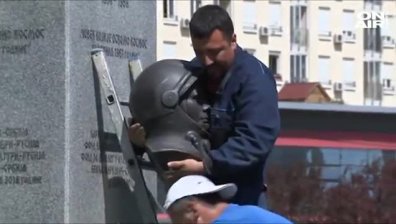 Премахнаха бюст-паметника на Гагарин, предизвикал подигравки в Сърбия