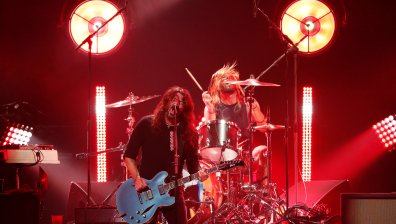 Дете взриви публиката на концерт на Foo Fighters