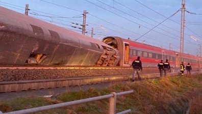 Влак дерайлира край Mилано, има жертви
