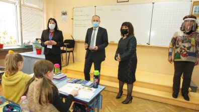 Вълчев: След 18 януари поетапно ще връщаме учениците в клас