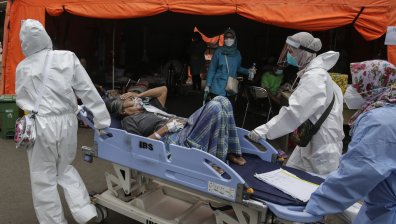Най-смъртоносната вълна от Ковид-19 в Индонезия, страната внася спешно кислород