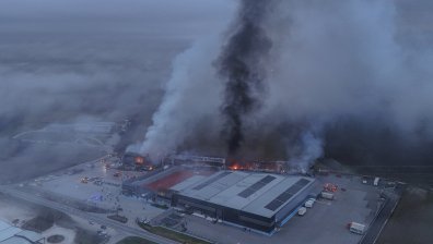 Изчезнали и ранени хора след пожар в завод за храни в Гърция (ВИДЕО)