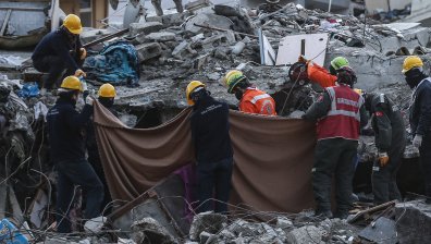 Един загинал и 8 ранени след срутване на сграда в Истанбул