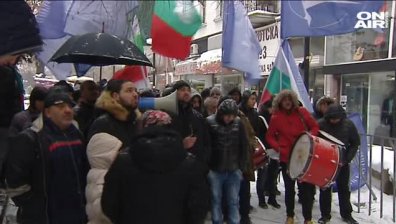 Партия ДРОМ блокира централата на ВМРО