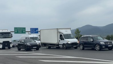 Тежка катастрофа с моторист на АМ "Тракия" преди София, задръстването е километрично