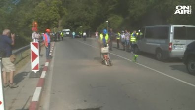 Служители на НСлС и АПИ вземат проби от асфалта на пътя София-Своге