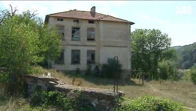 Руши се училище с притихнали от 20 години стаи и коридори