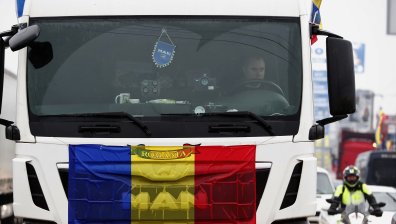 Стотици ТИР-ове чакат по 30 часа, за да влязат от Румъния в Украйна