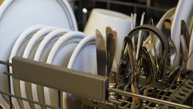 За блестящи чинии и прибори: Лесно почистване на съдомиялната с подръчни средства