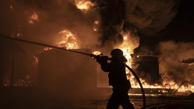 Украински дрон удари петролна рафинерия в Курска област и предизвика пожар