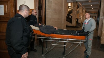 На носилка пристигна в съда убиецът на малкия Никита