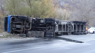 ТИР се обърна на Хаинбоаз, има разлив на масло по асфалта