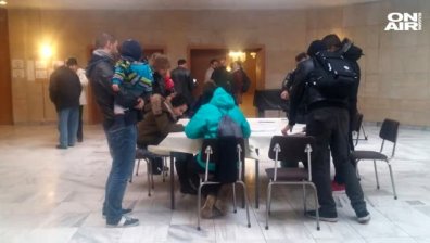 Опашки за гласуване се извиха в Берлин