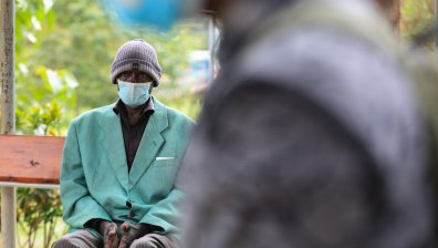 Водещи вирусолози: Изчезването на коронавирус е малко вероятно