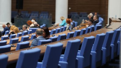 Какво промениха депутатите в Конституцията и как реагира опозицията (ОБЗОР)