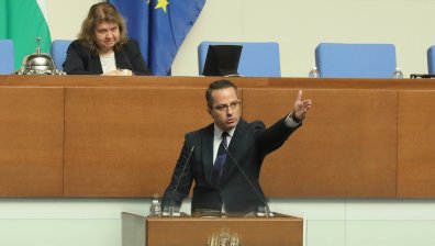 Депутатите дебатират по третия вот на недоверие (СНИМКИ)