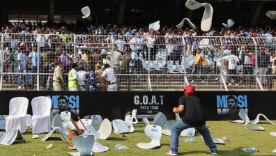 Разярени фенове на Меси хвърляха седалки и предмети на турнето му в Индия (+СНИМКИ)