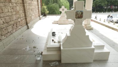 Отново оскверниха гробовете на патриарх Неофит и екзарх Йосиф (+ВИДЕО)