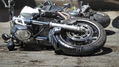 Две момчета загинаха край Варна след удар на мотор в лек автомобил