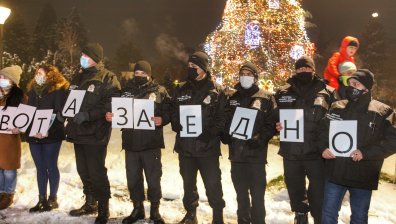 Коледната елха в София грейна без тържество. Фандъкова: Нека спазваме мерките