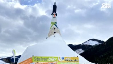 Рийзи - най-големият снежен човек в света, висок 38 метра