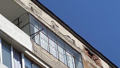 Сигнал от Helpbook: Падащи части от мазилка от блок в Кюстендил