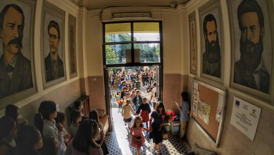 МОН: Родителите са добре дошли в училище, махат забранителните табели