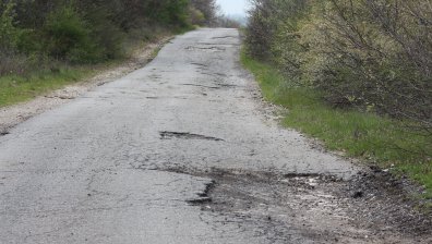 Част от пътя до село Плана: Дупки, кратери, ями
