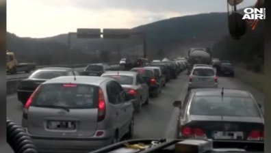 Катастрофа с ТИР предизвика километрична опашка на АМ "Тракия"