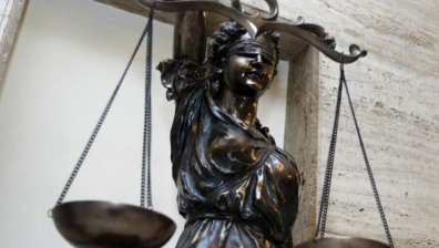 До 8 години затвор за длъжностно лице след "голите" обиски в клуб в Пловдив