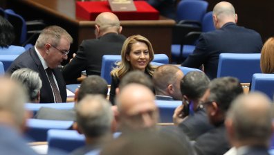 Първият работен ден на депутатите: Заклеха се и не свършиха нищо (+ВИДЕО)