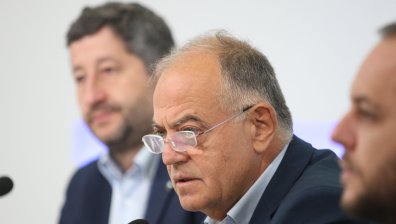 Ген. Атанасов: Паднаха някои маски, Радев се позиционира на страната на Русия