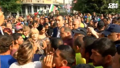 Роми от бургаско гето окупираха общината заради спряна вода