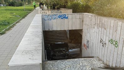 Непълнолетна вкара колата на баща си в подлез, а себе си в болница