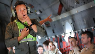 Военен самолет транспортира дете за лечение в Германия