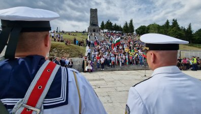 Затвориха прохода "Шипка", опашката от коли е над 15 км