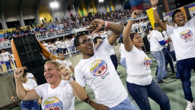 Огнени ритми: Хиляди във Венецуела танцуваха салса в опит за рекорд на Гинес