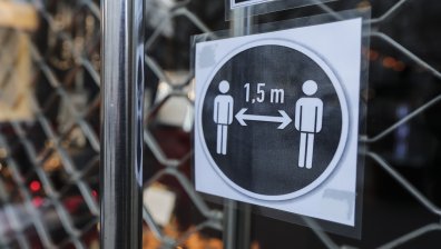 Учени към британското правителство: Дистанцията да стане 3 метра