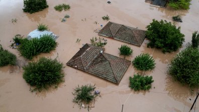 Гърция под вода: Хора чакат спасение, качени върху покривите на потопените си домове (+ВИДЕО)