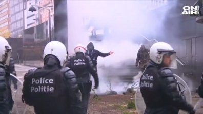 Сълзотворен газ и водни оръдия срещу демонстранти в Брюксел