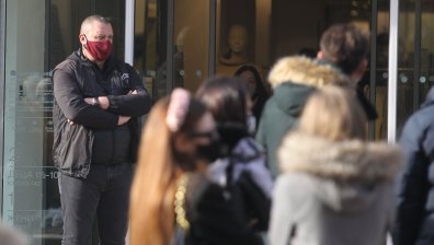 В цялата страна огромни опашки пред куриерските фирми