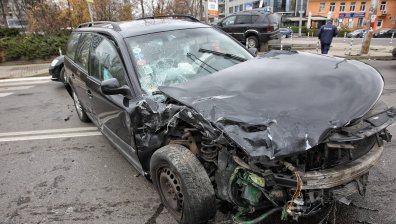 Кола излетя от пътя при тежка катастрофа в София