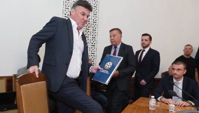 Боби Михайлов говори пред депутатите за протеста, донесе и папка с документи