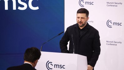 Зеленски атакува Орбан: Не коремът, а армията спира руските танкове