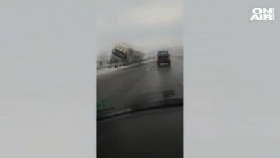 ТИР се заклещи на моста на Витиня