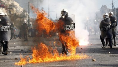 До 10 г. затвор за използващите коктейли "Молотов" в Гърция