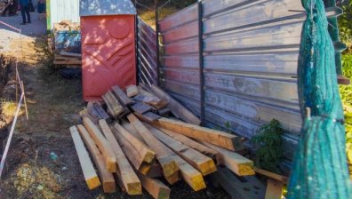 Сигнал от Кърджали: Започнаха строеж и всичко потъна в боклуци