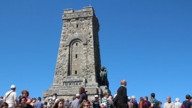 Петима се барикадираха в паметника на Шипка, полицията се намеси